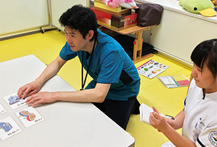 患者に訓練をおこなっている池嵜会長