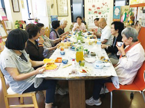 お昼はお弁当持参で楽しい食事会