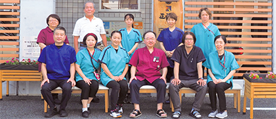 谷崎院長(中央)、私たちスタッフ(写真は一部)が皆さまの健やかな生活を、お手伝いします