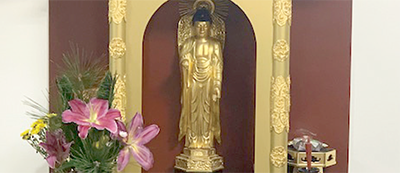 浄土真宗本願寺派のお坊さんが運営する施設。談話室には仏壇が据えられています