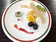 田崎市場の新鮮な食材を使って、専任の調理人が出来立てを提供。写真は季節を楽しむイベント食