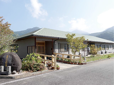 自然に囲まれた平屋建ての静かな住環境