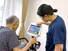 若いスタッフ中心で毎日楽しくリハビリしています 若いスタッフ中心で毎日楽しくリハビリしています