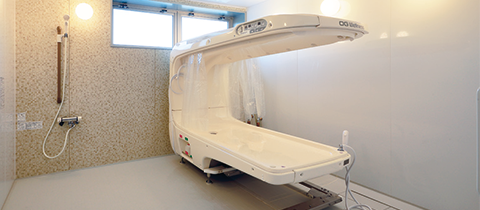 身体に負担を与えることなく入浴できるストレッチャー型ミスト浴を設置 身体に負担を与えることなく入浴できるストレッチャー型ミスト浴を設置