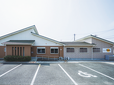 木の温もりを感じる平屋の施設