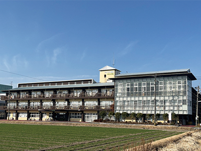 周りに高い建物がない自然豊かな場所。デイサービスも併設