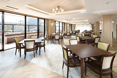 ご入居者様同士の交涜や思い思いの時間を過ごせるダイニングルーム兼機能訓練室(画像はリハビリホームボンセジュール相模大野) ご入居者様同士の交涜や思い思いの時間を過ごせるダイニングルーム兼機能訓練室(画像はリハビリホームボンセジュール相模大野)