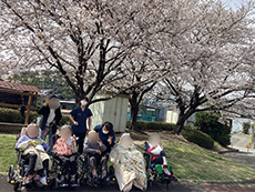 お天気のいい日には屋外での活動も行います。(写真はグランパーク戸島) お天気のいい日には屋外での活動も行います。(写真はグランパーク戸島)