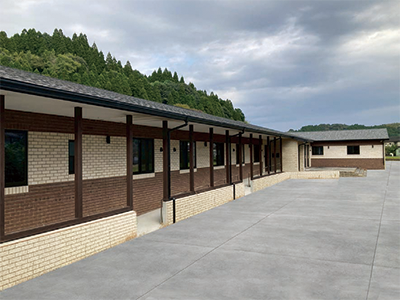 自然に囲まれたゆとりの平屋建て。「三加和温泉なごみ乃湯」の直ぐ近く