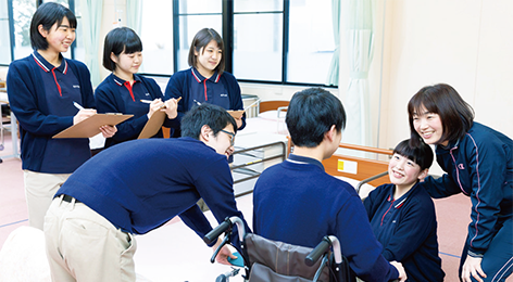 校内での車椅子介護実習の様子